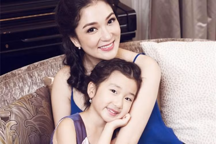 Nguyễn Thị Huyền là Hoa hậu Việt Nam 2004. Khi đang du học ở Anh, cô kết hôn và sinh con gái. Tuy nhiên, khi trở về nước, hôn nhân của Nguyễn Thị Huyền gặp sóng gió. Hiện tại, cô một mình nuôi con. Ảnh: Thế giới trẻ