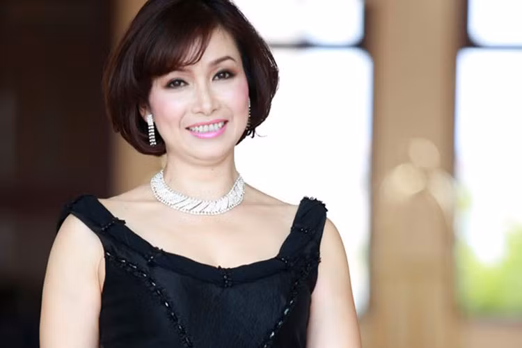 Hoa hậu Bùi Bích Phương từng khen chồng khéo chăm con và là người luôn động viên, ủng hộ cô trong công việc. Hiện tại, cô có cuộc sống hôn nhân hạnh phúc bên chồng và hai con: một trai, một gái. Ảnh: Vietnamnet