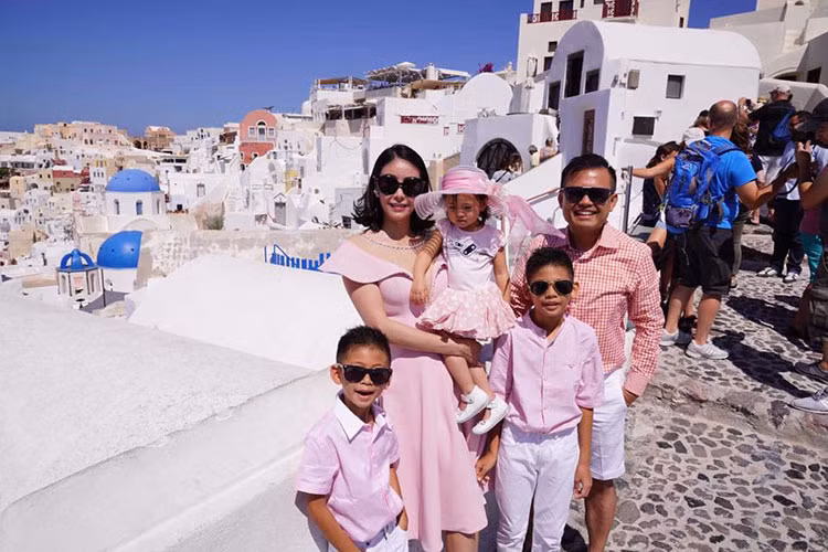 Sau cuộc hôn nhân đầu ngắn ngủi và đầy sóng gió với đại gia Nguyễn Gia Thiều, Hoa hậu Hà Kiều Anh tái hôn với doanh nhân Huỳnh Trung Nam vào năm 2007. Đến nay, cô có một cuộc sống viên mãn đáng ghen tỵ bên chồng và 3 người con: 2 trai, 1 gái. Ảnh: FBNV