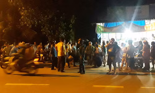 Bi nhac nho vi gay on, 5 thanh nien danh lai cong an