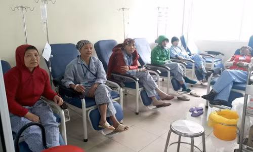 Dang chat loi benh nhan ung thu giua “con bao” VN Pharma