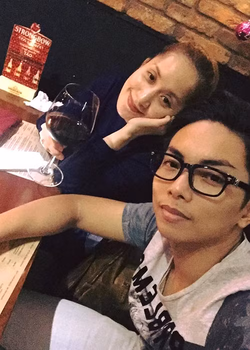 Sao Việt Phan Hiển lên tiếng khi Khánh Thi bị nghi độn cằm, sửa mũi. “Vợ mình mà mình không biết vợ mình sửa mà chị này biết rõ ghê. Chắc chị có kinh nghiệm lắm nhỉ. Chị có thể nhìn giúp em xem mặt em có sửa gì không”, Phan Hiển đáp trả bình luận của một cư dân mạng.