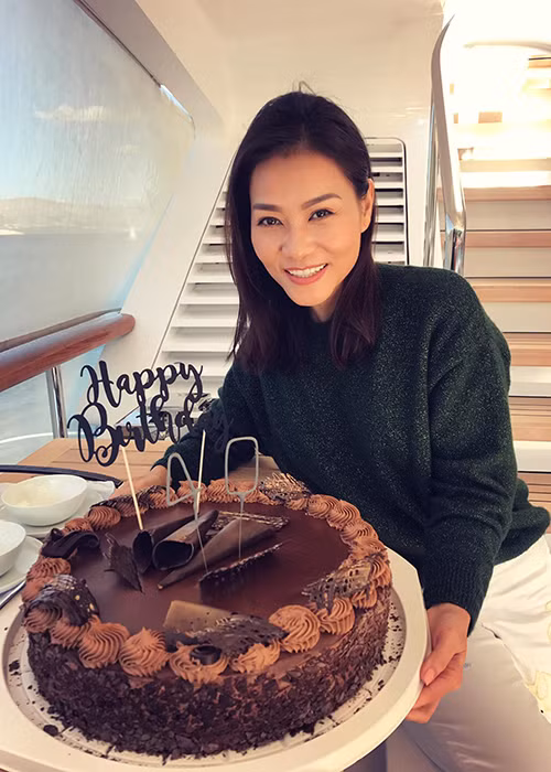 Thu Minh khoe bánh kem được tặng nhân dịp sinh nhật. “Minh mới có hai mươi à không phải “bốn mươi” như pháo hoa cắm trên bánh đâu nhá”, nữ ca sĩ chia sẻ.