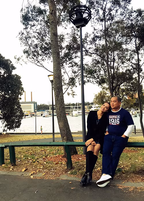 Thúy Hạnh nhắn nhủ nhạc sĩ Minh Khang: “Anh còn nợ em công viên ghế đá. Và còn nợ em du thuyền màu trắng ở xa xa đó”.