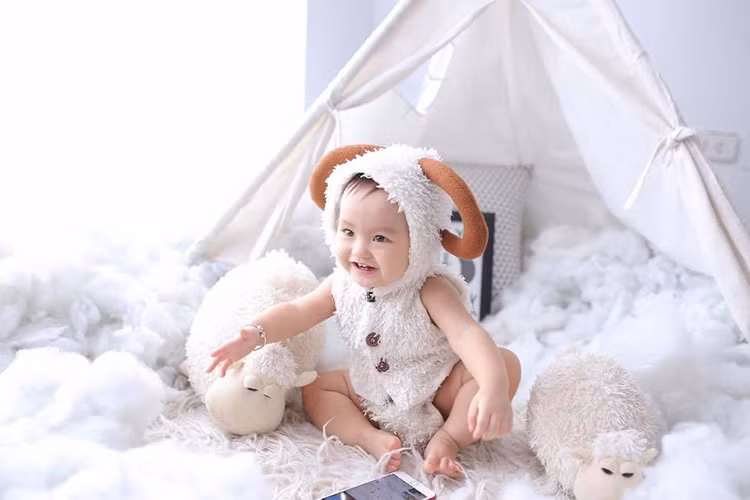 Con gái Hồng Quế rất hợp tác trong buổi chụp ảnh. Theo lời Hồng Quế, con gái thích nghi rất tốt với mọi môi trường.