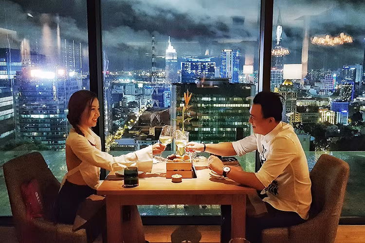 Nhân một ngày nghỉ quay sớm, Băng Di được bạn trai mời đi ăn tối.