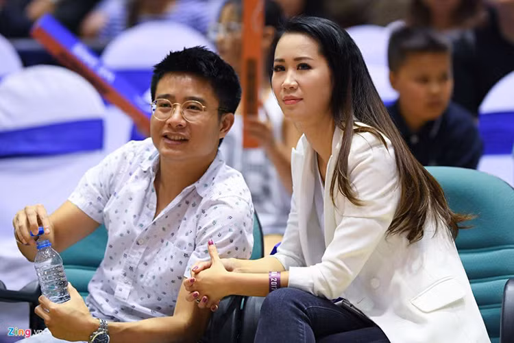 Dương Thùy Linh chia sẻ: “Vòng đi vòng lại vẫn thấy mình có duyên với thể thao. Người phi thể thao như mình lại làm BTV, PV, MC thể thao nhiều năm. Sau đó lại lấy ông chồng mê thể thao. Mình chỉ thiếu mỗi chưa yêu VĐV thể thao nào thôi. Giờ luẩn quẩn các Đài, các kênh thế nào mà lại về dẫn cho kênh thể thao tiếp, chỉ có điều là nội dung liên quan tới giải trí”.