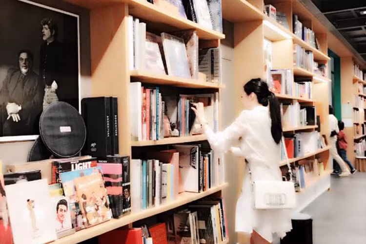 Hoa hậu Giáng My chụp trộm con gái đồng thời chia sẻ: “Sở thích của con gái là sưu tầm sách, sở trường của mẹ là ẩm thực, xem ra thú chơi của con gái thanh tao hơn mẹ. Vì thế nếu nói mẹ cần nhìn vào ai để phấn đấu cho thon thả hơn thì chỉ việc học tập con gái. Cứ để mẹ ăn muộn là mặt mẹ buồn rười rượi. Thương quá nên rất muốn lưu lại từng khoảnh khắc của con, nhưng sợ con gái không cho nên toàn chụp trộm đằng sau!”.