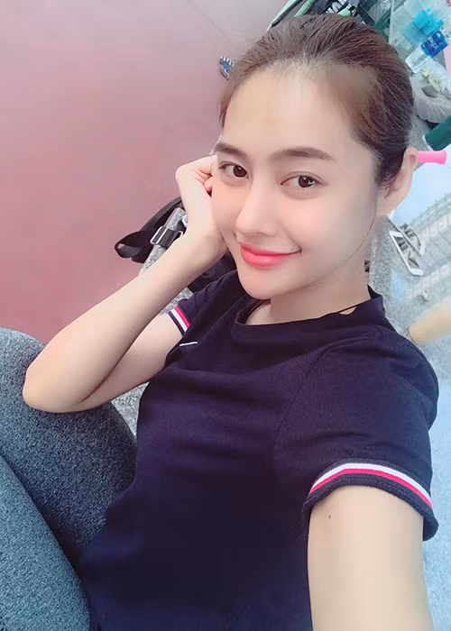 Người mẫu Linh Chi khoe mặt mộc đi tập tennis.