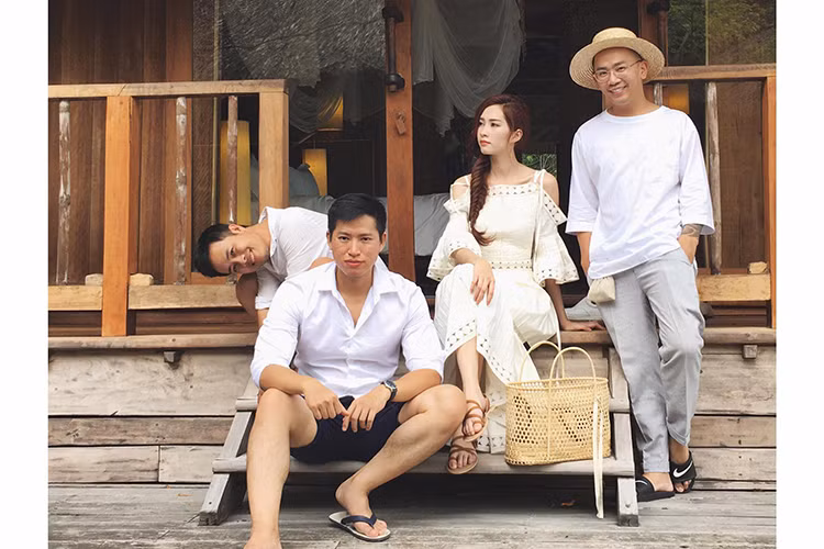 Hình ảnh Đặng Thu Thảo ở hậu trường chụp ảnh cưới bên ê-kíp gồm nhiếp ảnh gia Lê Thiện Viễn, chuyên gia trang điểm Minh Lộc và stylist Đinh Thanh Long. Ảnh: Facebook Lê Thiện Viễn