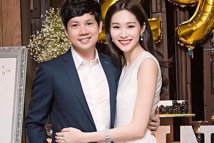 Cả Thu Thảo và doanh nhân Trung Tín đều kín tiếng. Tuy nhiên, tại một số sự kiện hay trong những buổi gặp gỡ bạn bè, cả hai không ngần ngại dành cho nhau những cử chỉ thân mật. Ảnh: Facebook Trung Tín