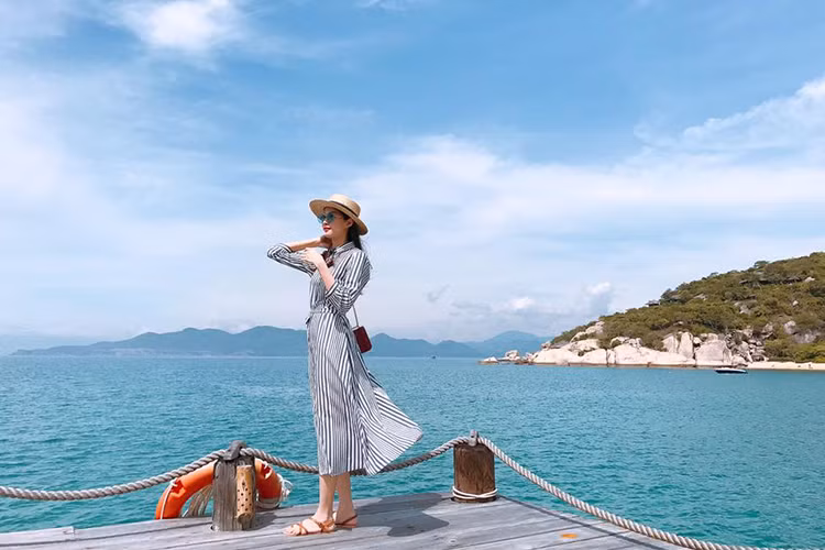 Hoa hậu Thu Thảo khoe sắc bên bờ biển Nha Trang trong chuyến đi chụp ảnh cưới. Ảnh: Facebook Đặng Thu Thảo