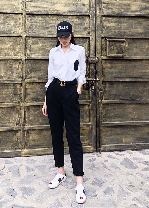 Hoa hậu Kỳ Duyên mặc sành điệu xuống phố Sài Gòn vào ngày mưa.