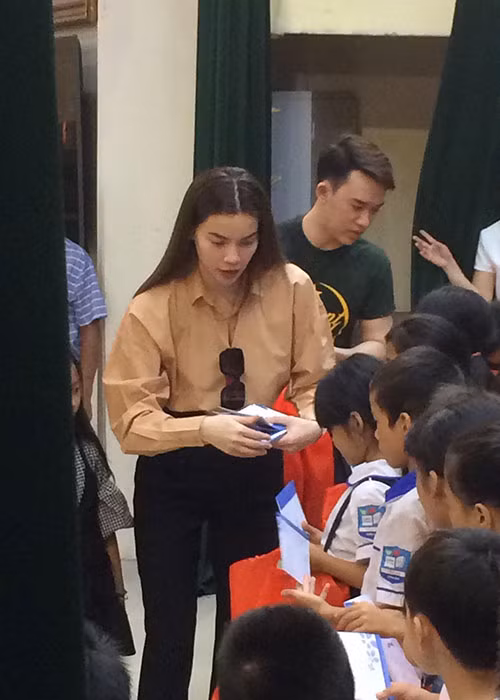 Sao Việt Hồ Ngọc Hà đi phát quà Trung thu cho các em nhỏ ở Hà Nội.