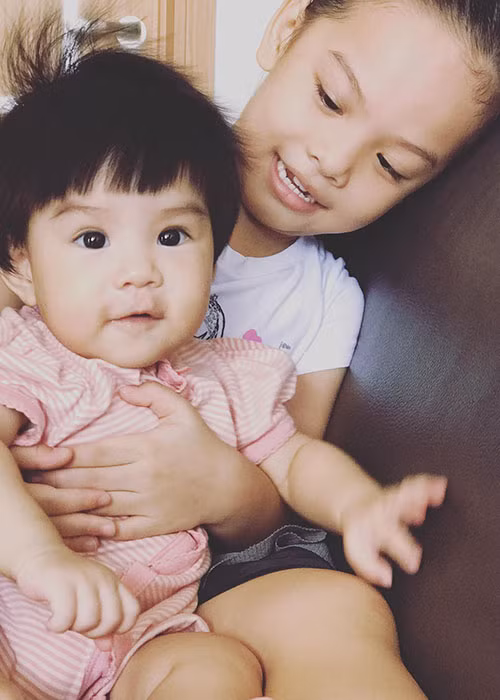 Con gái đầu lòng của Phạm Quỳnh Anh cưng chiều cô em gái nhỏ.