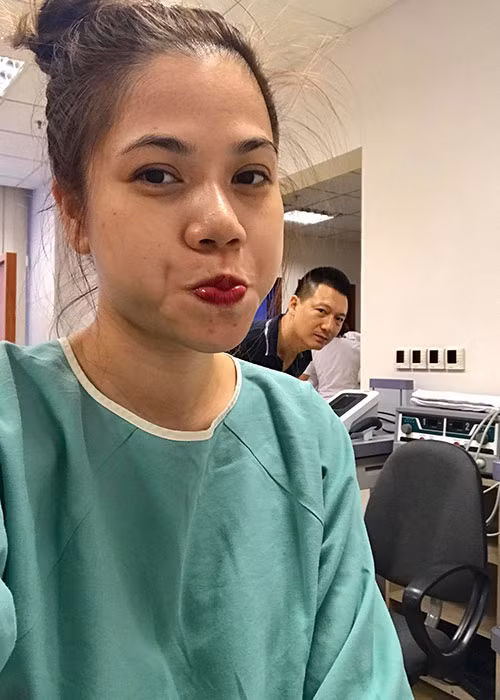 Ca sĩ Mỹ Dung nằm viện nhưng vẫn nhí nhảnh chụp ảnh tự sướng.