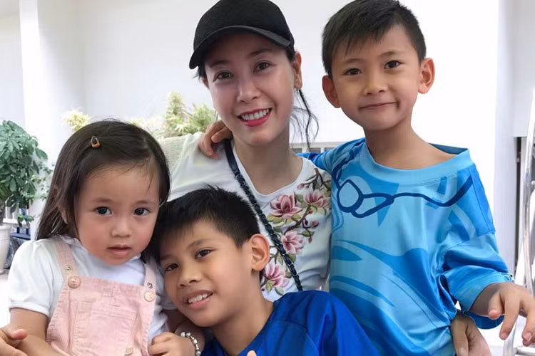 Hà Kiều Anh cùng cô con gái út đến cổ vũ hai cậu con trai thi bơi ở trường.