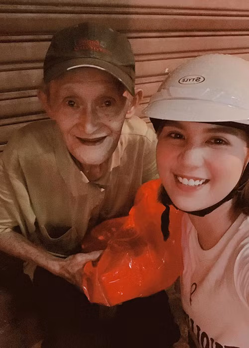 Ngọc Trinh đi phát quà từ thiện cho những người vô gia cư ở Sài Gòn nhân dịp Trung thu.