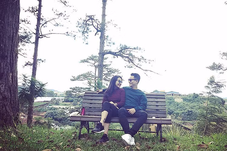 Kết hôn đã lâu và có 2 nhóc tì, vợ chồng Hoàng Bách vẫn mặn nồng như hồi mới yêu.