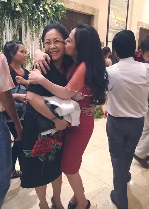 Sống chung với mẹ chồng, nữ diễn viên phim “Long thành cầm giả ca” không ít lần bày tỏ hạnh phúc trước sự quan tâm từ mẹ chồng, như được mẹ chồng tặng dây cẩm thạch hay tự tay chưng yến cho con dâu. Ảnh: FBNV