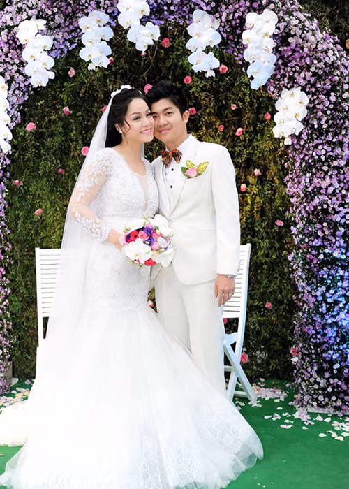 Ngày 17/12/2014, Nhật Kim Anh chính thức “theo chồng về dinh”. Lễ cưới của cô diễn ra lãng mạn trong một nhà thờ ở TP HCM. Ngày 27/12/2014, cặp đôi tổ chức tiệc cưới tại Cần Thơ. Ảnh: Zing