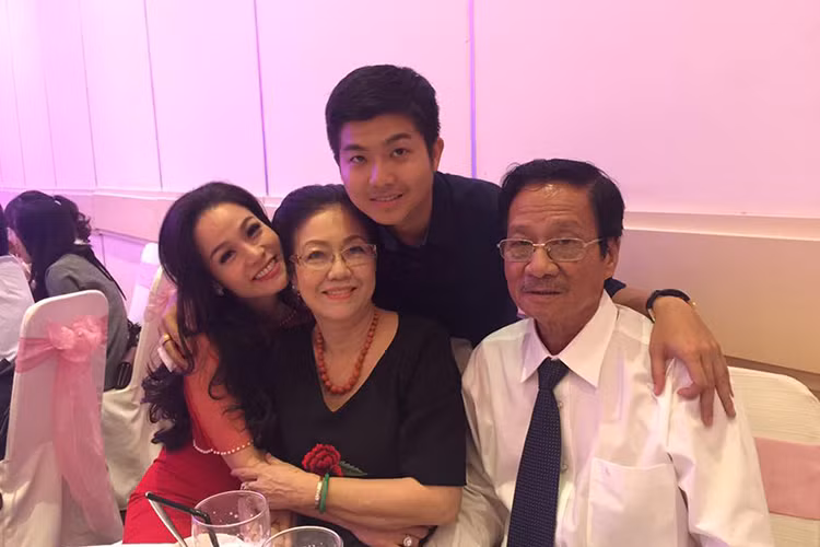 Ông xã Nhật Kim Anh vẫn giúp đỡ vợ chăm sóc con trai mỗi khi cô bận hoạt động nghệ thuật. Dù vậy, trên trang cá nhân, Nhật Kim Anh hiếm khi khoe người bạn đời của mình. Ảnh: FBNV