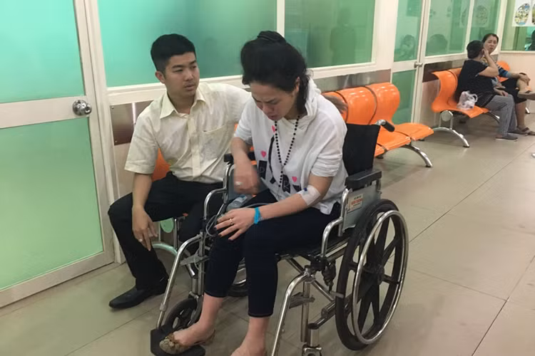 Nhật Kim Anh được chồng hết mực quan tâm. Hồi đầu năm 2017, khi nữ diễn viên bị ngất xỉu trên máy bay, phải đi cấp cứu, ông xã của cô rất lo lắng và đã hết lòng chăm sóc cô. Ảnh: Thế giới điện ảnh