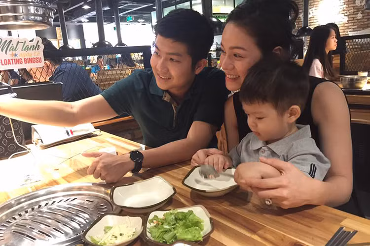 Gần đây, Nhật Kim Anh bất ngờ vướng tin đồn hôn nhân gặp trục trặc. Thậm chí có thông tin cả hai ly hôn. Phía nữ diễn viên lập tức lên tiếng. Theo đại diện truyền thông, vợ chồng Nhật Kim Anh vẫn hạnh phúc. Ảnh: FBNV