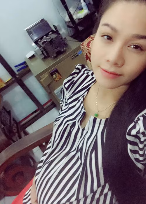 Hạnh phúc của Nhật Kim Anh thêm viên mãn khi cô mang thai con trai đầu lòng. Vào ngày 20/9/2015, nữ diễn viên sinh con bằng phương pháp đẻ mổ. Khi mới chào đời, con trai Nhật Kim Anh nặng 4,1 kg. Ảnh: FBNV