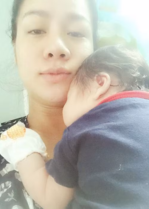 Vợ chồng Nhật Kim Anh đặt tên con trai là Ngô Bửu Long, tên thân mật là Putin. Thời gian đầu, nữ diễn viên giấu mặt con trai. Chỉ khi bé Putin được hai tháng tuổi, Nhật Kim Anh mới công khai hình ảnh của bé. Ảnh: FBNV
