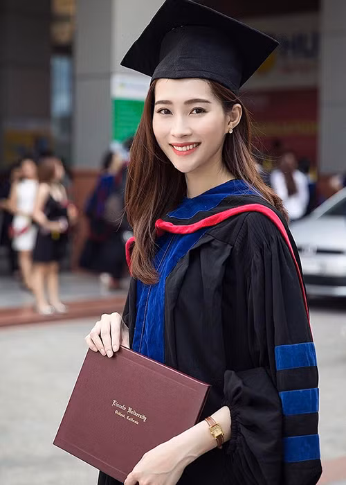 Chọn con đường học vấn, Thu Thảo chính thức tốt nghiệp đại học chuyên ngành Quản trị kinh doanh vào tháng 3/2017. Ảnh: FBNV