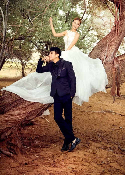 Tháng 9/2015, Hà Nhuận Đông xác nhận hẹn hò bí mật với bạn gái hơn 4 tuổi. Đám cưới của nam diễn viên tổ chức vào tháng 9/2016. Trước hôn lễ, Peggy vốn được lòng bố mẹ Hà Nhuận Đông. Ảnh: Sina