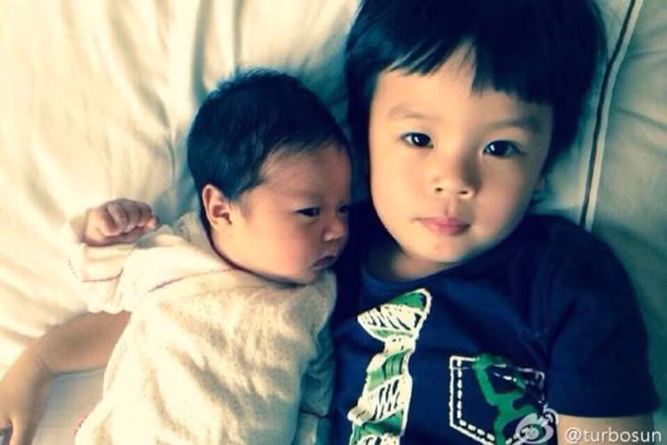 Tháng 5/2014, nữ diễn viên phim “Năm ấy hoa nở trăng vừa tròn” sinh con gái thứ hai. Ba tháng sau đó, cặp đôi vàng của làng giải trí Hoa ngữ đã tổ chức bữa tiệc hoành tráng mừng con gái. Ảnh: Sina