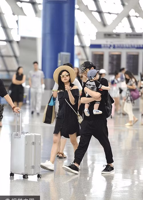 Tháng 12/2016, vợ Trần Hiểu sinh một bé trai đặt biệt danh là Tiểu Tinh Tinh. Trong ảnh, Trần Hiểu bồng con trai để Trần Nghiên Hy không quá vất vả trong chuyến bay vào tháng 7/2017. Ảnh: Thế giới điện ảnh