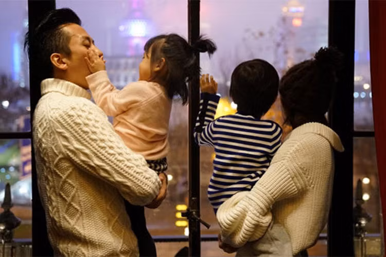 Đặng Siêu được xem là ông chồng quốc dân. Anh luôn giúp vợ chăm sóc con cái. Đặng Siêu còn rất thích trêu chọc Tôn Lệ nhưng luôn dành cho cô những lời nói ngọt ngào khiến fans ghen tỵ. Ảnh: Weibo