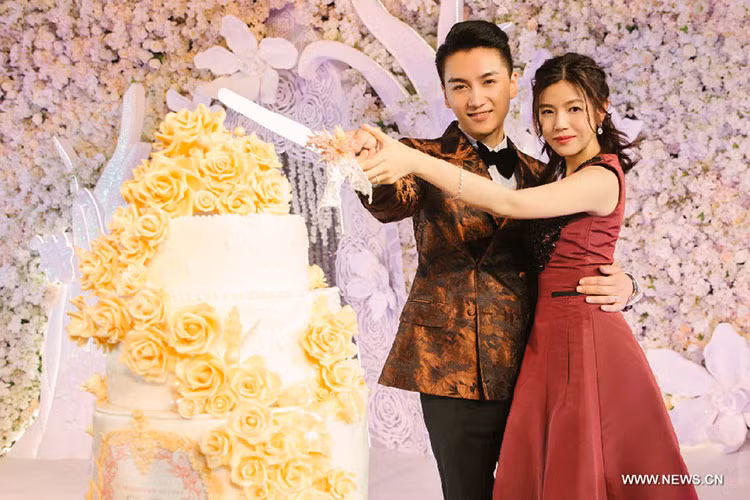 Trần Hiểu kém Trần Nghiên Hy 4 tuổi nhưng trông xứng đôi vừa lứa. Tháng 7/2016, nam diễn viên phim “Năm ấy hoa nở trăng vừa tròn” làm đám cưới đồng thời tuyên bố Trần Nghiên Hy đã mang thai. Ảnh: Sina