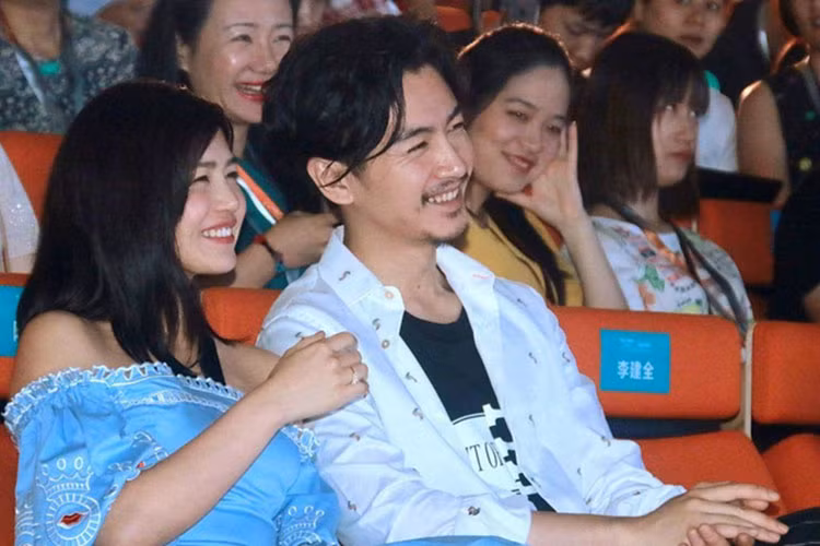 Vợ chồng Trần Hiểu luôn quấn quýt không rời. Nhiều fans thực sự mừng cho hạnh phúc của nam diễn viên phim "Năm ấy hoa nở trăng vừa tròn" bên vợ hơn tuổi. Ảnh: Khám Phá