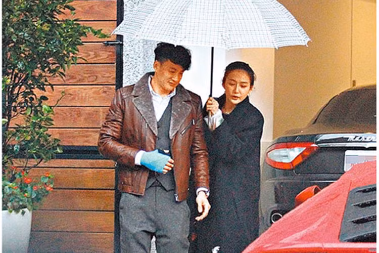 Bà xã Hà Nhuận Đông là một nhân viên bán hàng trang sức trong siêu thị. Cô và nam tài tử gặp nhau lần đầu tiên trong một quán ăn đêm. Ảnh: Khám phá