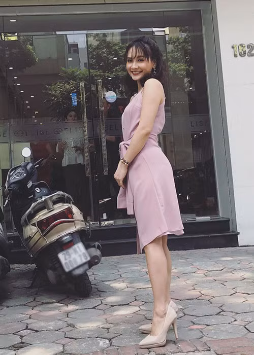 Sao Việt Bảo Thanh “Sống chung với mẹ chồng” xinh đẹp xuống phố ngày cuối tuần.