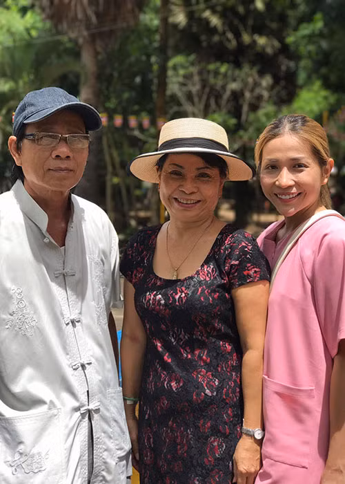 Diễn viên Khả Như khoe bố mẹ kèm status hài hước: “Lâu lắm rồi! Nhà mới có tấm ảnh chung! Cha đẹp trai quá chừng. Mẹ đẹp gái. Nói sao mèo như bông hậu”.