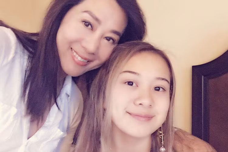 MC Kỳ Duyên mạnh mẽ trong phút chia tay con gái Yenli bắt đầu học ở Anh quốc.