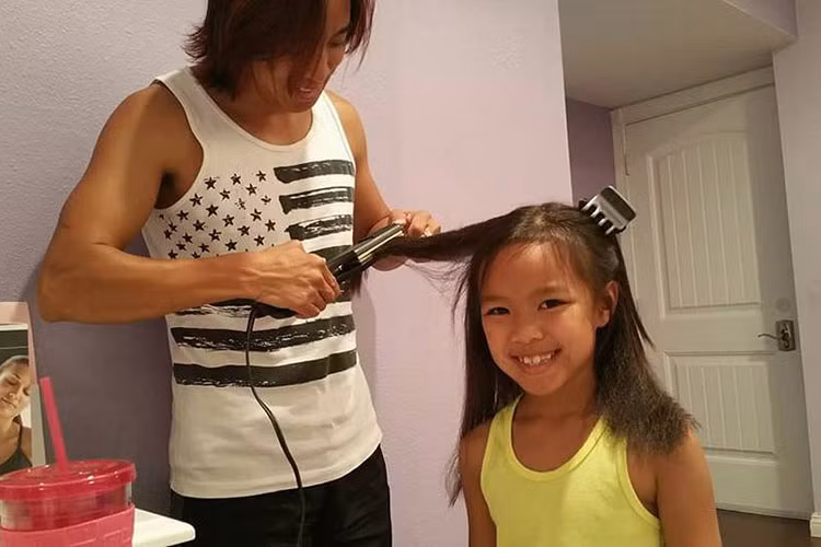 Chồng danh hài Việt Hương tự tay làm tóc cho cô con gái cưng để đi chụp ảnh là một trong những tin tức sao Việt trong ngày 17/9.