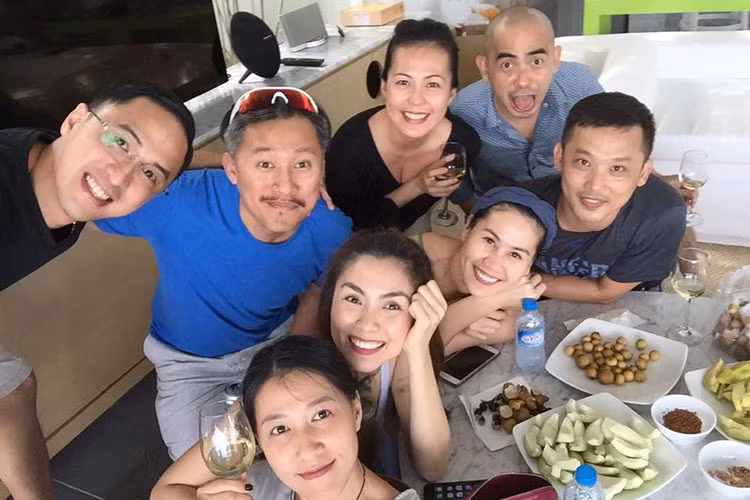 Vợ chồng Tăng Thanh Hà tươi rói trong buổi gặp gỡ những người bạn thân thiết.