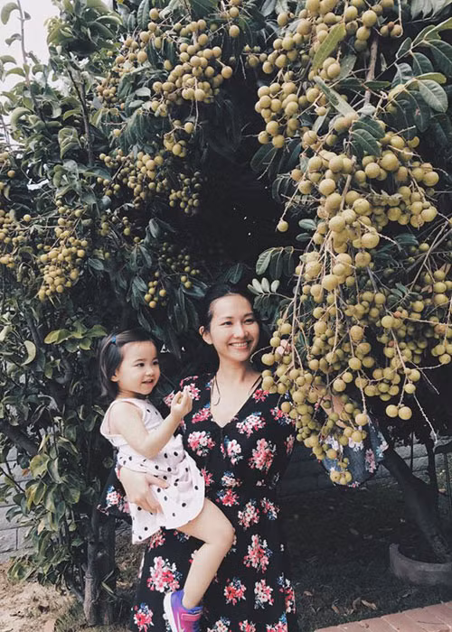 Kim Hiền chia sẻ: “Vườn cây nhà ông bà nội của Yvona đã bắt đầu thu hoạch. Năm nay, trúng mùa nhãn rồi. Thích quá! Lần đầu tiên Yvona được chạm vào trái cây và cảm nhận được cây ăn quả. Và không quên cám ơn con trai của mẹ đã chụp mẹ và em”.