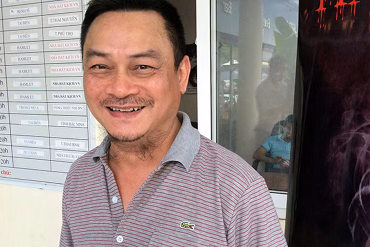 Nghệ sĩ Anh Tú chia sẻ, anh quen vợ qua một người bạn họa sĩ. Sau 6 tháng tìm hiểu, cả hai tiến tới hôn nhân. Lấy nhau được 3 năm, vợ chồng nam nghệ sĩ chào đón cậu con trai đầu lòng. Vì bận rộn nên cả hai quyết định chỉ sinh một con. Ảnh: Công an nhân dân