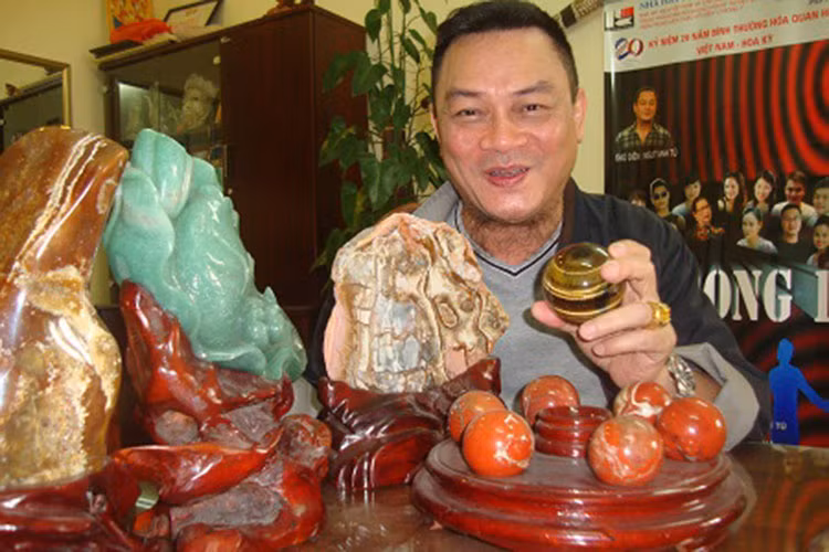 Mới đây, nam diễn viên phim "Của để dành" bất ngờ được nhắc đến trong đoạn livestream của Hồng Nhung - vợ Xuân Bắc. Theo lời Hồng Nhung, nghệ sĩ Anh Tú là người cộng tác viên đã tác động vào ban giám hiệu Trường Cao đẳng Văn hoá Nghệ thuật Hà Nội khiến cô không được chấm thi tốt nghiệp tại nơi cô làm giảng viên. Tuy nhiên, nghệ sĩ Anh Tú đã lên tiếng phủ nhận và cho rằng Hồng Nhung đã hiểu sai vấn đề. Ảnh: Sức khỏe Đời sống