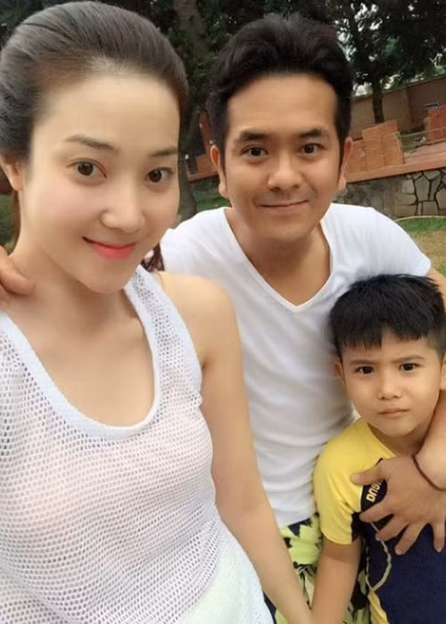 Tháng 1/2016, Hùng Thuận bất ngờ tiết lộ anh và vợ cũ đã tái hợp. Theo lời nam diễn viên, trong 2 năm ly hôn, anh kiên trì thể hiện tình cảm và trách nhiệm với vợ con bằng lời nói lẫn hành động. Ảnh: Zing News