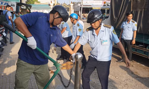 Kho giu chan nhan vien trat tu do thi