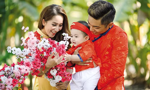 Khanh Thi song chung voi me chong dai gia the nao?