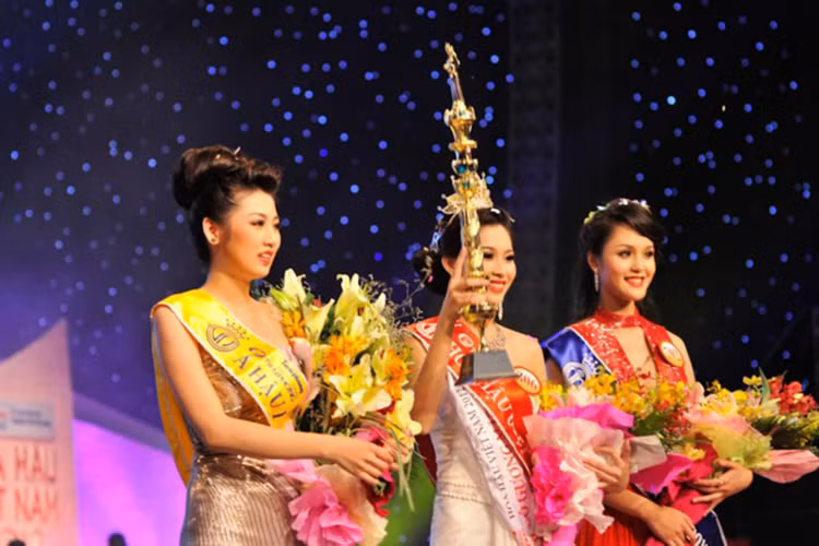 Cùng tham gia cuộc thi Hoa hậu Việt Nam 2012, Đặng Thu Thảo giành vương miện còn Đỗ Hoàng Anh (ngoài cùng bên phải) đoạt ngôi á hậu 2. Ảnh: Tiền Phong